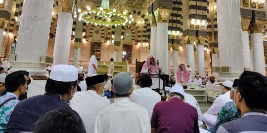 Khusuk Mendengar Kajian Berbahasa Indonesia di Masjid Nabawi