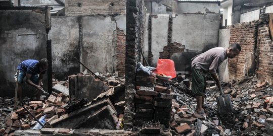 Duka Korban Kebakaran Tambora Mengungsi di Kantor Kelurahan