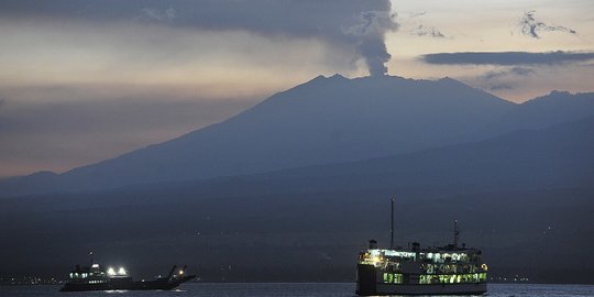 Gunung Raung di Jawa Timur Erupsi, Lontarkan Abu Vulkanik Setinggi 1.500 Meter