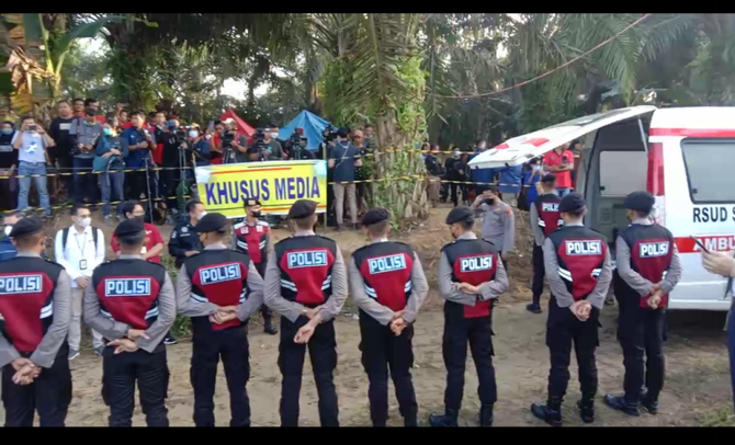 reaksi pilu ibunda brigadir j saat makam anaknya dibongkar