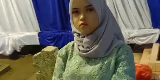 Unik Tapi Seram, Begini Potret Pernikahan yang Diadakan di Rumah Dekat Kuburan