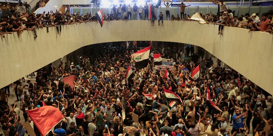 Ribuan Demonstran Duduki Gedung Parlemen Irak