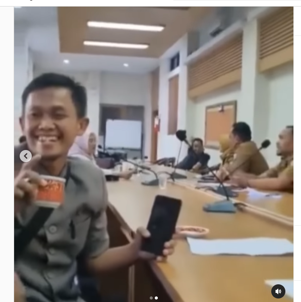 anggota dprd marah banting mic ada sosok asyik ngopi