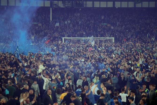 euforia suporter serbu lapangan usai everton lolos degradasi liga inggris