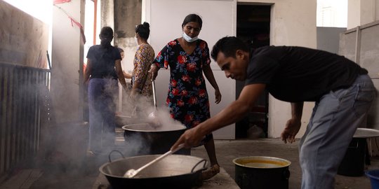 Kesibukan Relawan Sediakan Makanan Gratis di Tengah Krisis Ekonomi Sri Lanka