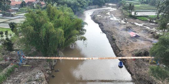 Sempat Putus Dihantam Banjir, Jembatan di Garut Akhirnya Tersambung Kembali