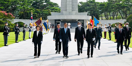 Jokowi Kunjungi Taman Makam Nasional di Seoul
