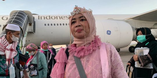 Jemaah Haji Berdandan dan Tunjukan Perhiasan Saat Tiba di Makassar