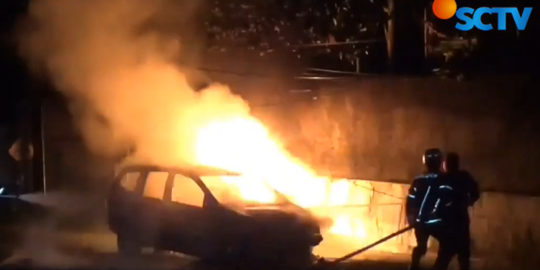 Minibus di Sumedang Terbakar saat Dikendarai, Pemilik Sebut Api Muncul dari Dalam Kap