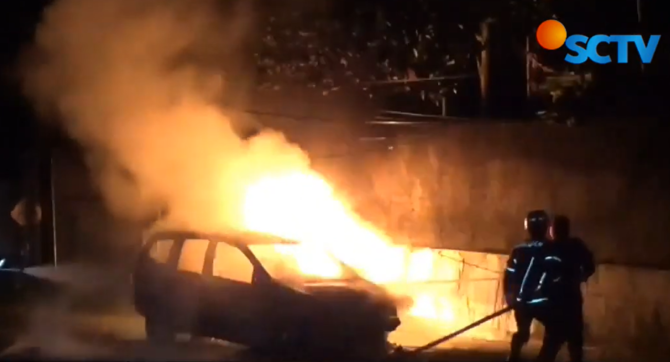 minibus terbakar di sumedang