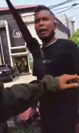 debt collector kembali berulah cegat pemotor lalu mengancam amp main tangan
