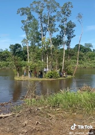 momen langka pulau kecil di kalbar bergerak ikuti arus air curi perhatian