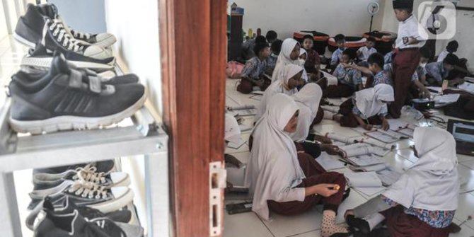 Murid SD di Bekasi Ini Harus Lesehan saat Belajar di Sekolah, Tak Ada Meja dan Kursi