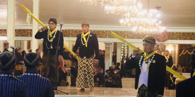 Pura Mangkunegaran Gelar Kirab Pusaka Malam 1 Suro | Merdeka.com