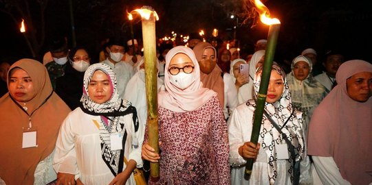 Sambut Tahun Baru Hijriah, Bupati Ipuk Jalan Keliling Pawai Obor Bareng Warga
