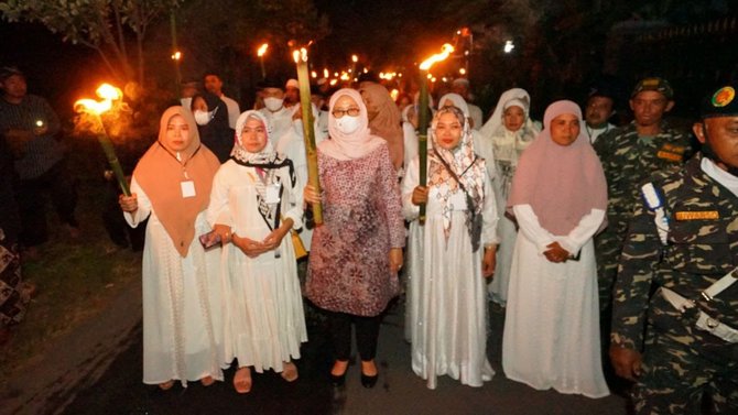 bupati ipuk jalan keliling pawai obor bareng warga sambut tahun baru hijriah