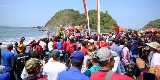 Setelah Dua Tahun Pandemi, Petik Laut Lampon Banyuwangi Kembali Digelar Meriah