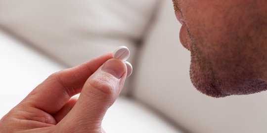Cara Menghilangkan Rasa Takut Minum Obat, Pilih Posisi yang Tepat