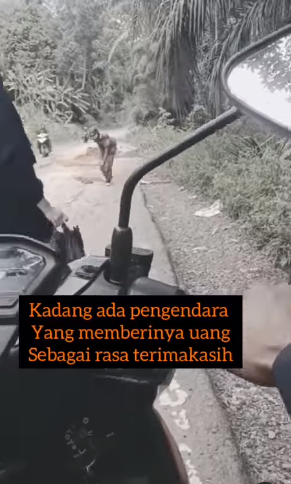 punya keterbatasan fisik pria ini rutin lakukan tutup lubang jalan