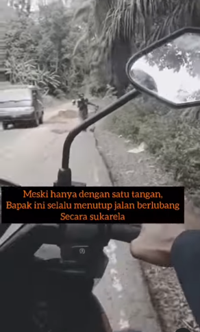 punya keterbatasan fisik pria ini rutin lakukan tutup lubang jalan