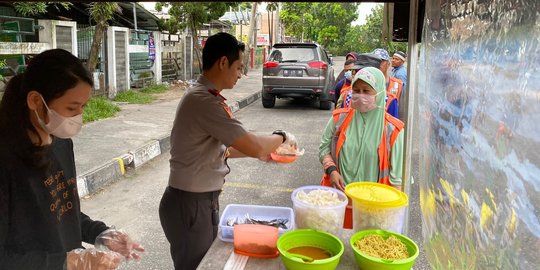 Kisah Kompol Emil Eka Sisihkan Gaji Bikin Warung Makan Gratis Warga Miskin Pekanbaru