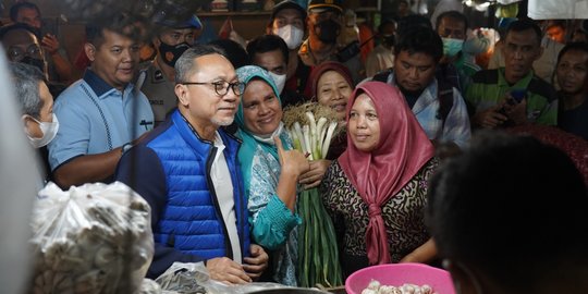 Sidak ke Pasar Grosir Keputran, Mendag Zulhas: Ibu-ibu Bahagia Harga Bapok Turun