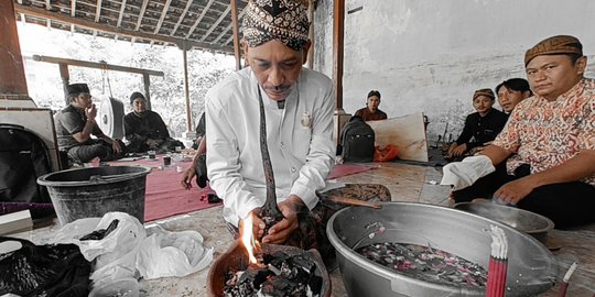 Potret Ritual Jamasan Pusaka Keris di Kediri