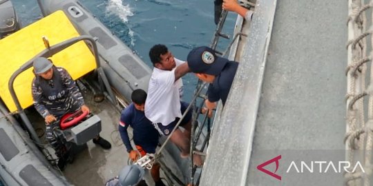 Di Tengah Latihan Perang, Tiga KRI TNI AL Bantu Evakuasi 4 Nelayan Terapung 72 Jam