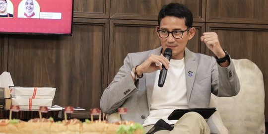 Datangi Desa Wisata di Pontianak, Sandiaga Bantu Warga Pelatihan Membatik