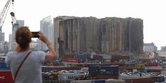 Runtuhnya Gudang Gandum Sisa Ledakan Beirut Picu Trauma Warga Lebanon Runtuhnya Gudang Gandum Sisa Ledakan Beirut Picu Trauma Warga Lebanon