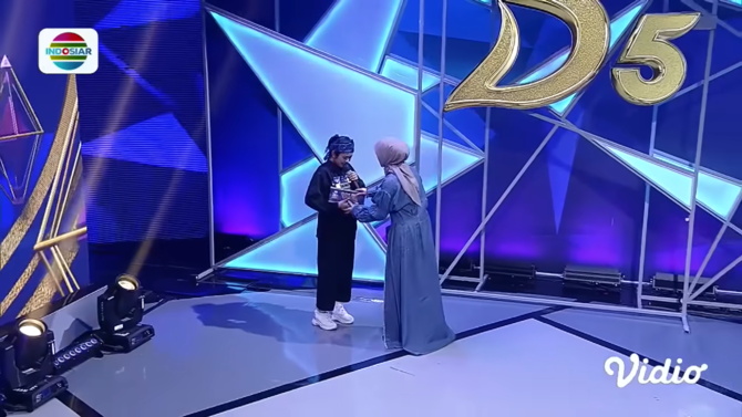 penampilan salwa peserta d039academy 5 asal banten