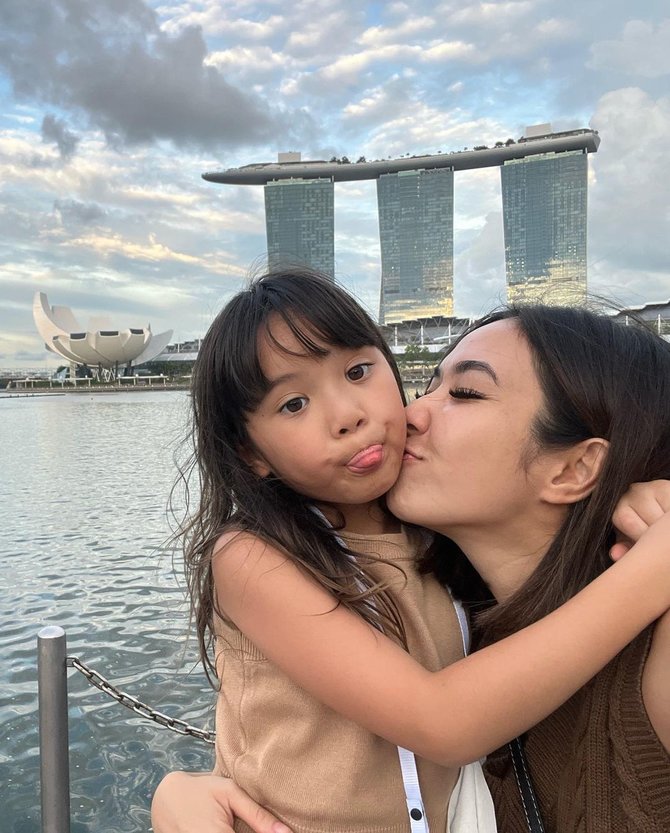 potret gisel dan gempi liburan ke singapura