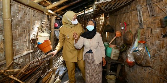 Kembali Blusukan Kunjungi Lansia, Bupati Ipuk: Kolaborasi Bantu Warga Miskin