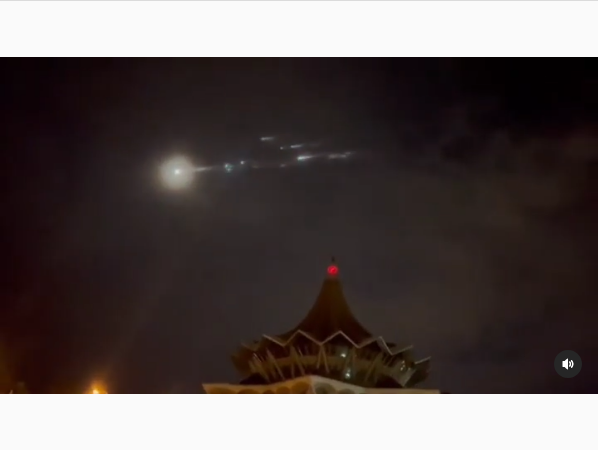 video sampah antariksa china terbang menyala di langit indonesia