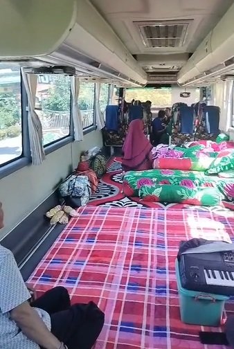 potret bus disulap mirip ruang keluarga