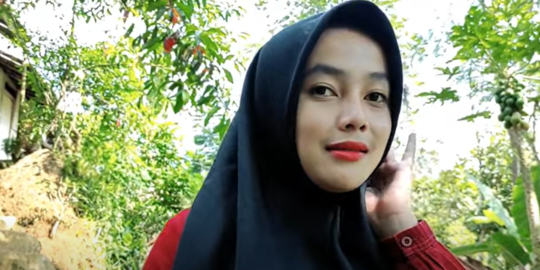 Potret Gadis Desa yang Cantik Budidaya Jamur Tiram, Netizen 'Patut dicontoh'