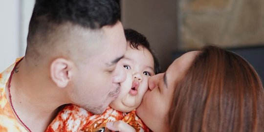 Potret Keluarga Siti Badriah Tampil Kompak, Ekspresi Baby Xarena Mencuri Perhatian