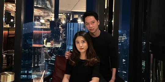 Potret Manis Valencia Tanoe Ucapkan Ulang Tahun ke Kevin Sanjaya, Cincin Jadi Sorotan