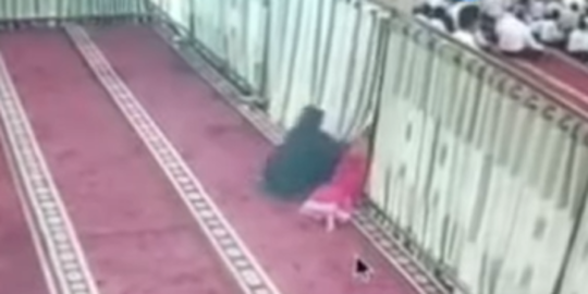 Aksi Ibu dan Anak Curi Tas di Masjid Malang Ini Tertangkap CCTV, Bikin Miris