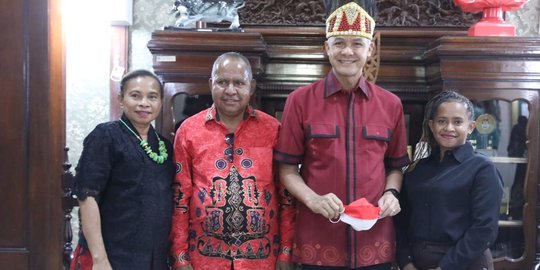 Kisah Keluarga Asal Waropen Papua Temui Ganjar Pranowo untuk Ucapkan Terima Kasih