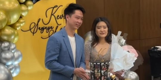 Romantis Abis, Ini Foto Kevin Sanjaya Melamar Valencia Tanoesoedibjo di Hari Ultahnya