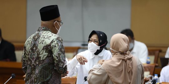 Risma Tegur Irjen Kemensos Saat Jelaskan Pengawasan Bansos Presiden Dikubur di Depok