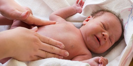 Penyebab Bayi Batuk dan Muntah, Ketahui Cara Mengatasinya