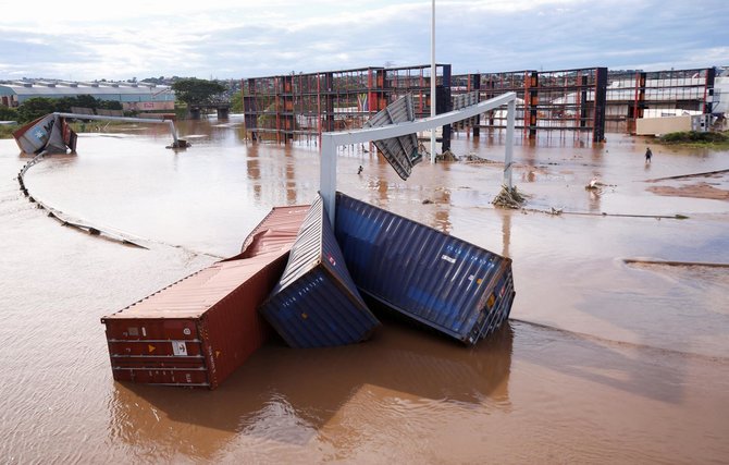 peti kemas hanyut setelah hujan deras disertai banjir di afrika selatan