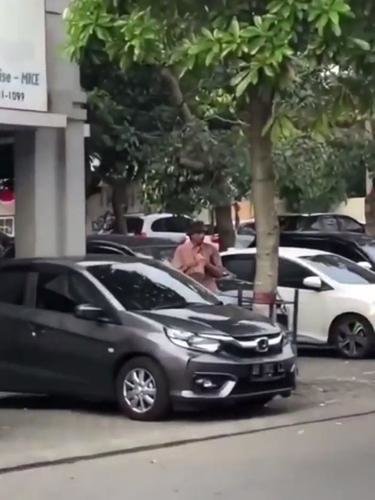 Viral Potret Duta Sheila On 7 Jajan Di Pinggir Jalan, Curi Perhatian ...