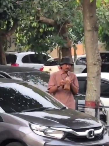 viral potret duta sheila on 7 jajan di pinggir jalan curi perhatian