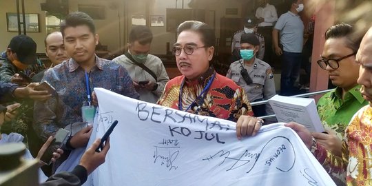 Sampaikan Pembelaan Pengacara Motivator Julianto Eka Putra Bawa Spanduk Dukungan Merdeka Com