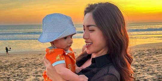 Jessica Iskandar Perdana Ajak Baby Don ke Pantai, Ini Potretnya yang Menggemaskan