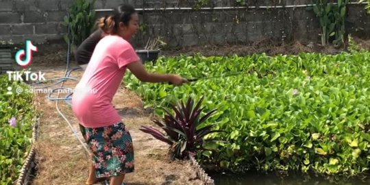 Disebut Crazy Rich Bantul, Begini Gaya Soimah yang Santai Mancing Ikan di Empang