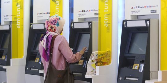 Jangan Panik, Lakukan Ini Jika Kartu Debit Mandiri Tertelan di Mesin ATM